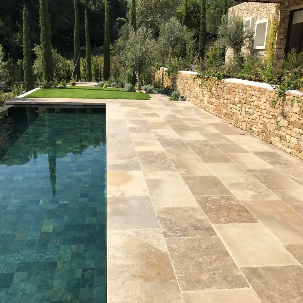 Terrasse en pierre naturelle Bouriane à l’aspect rustique et authentique