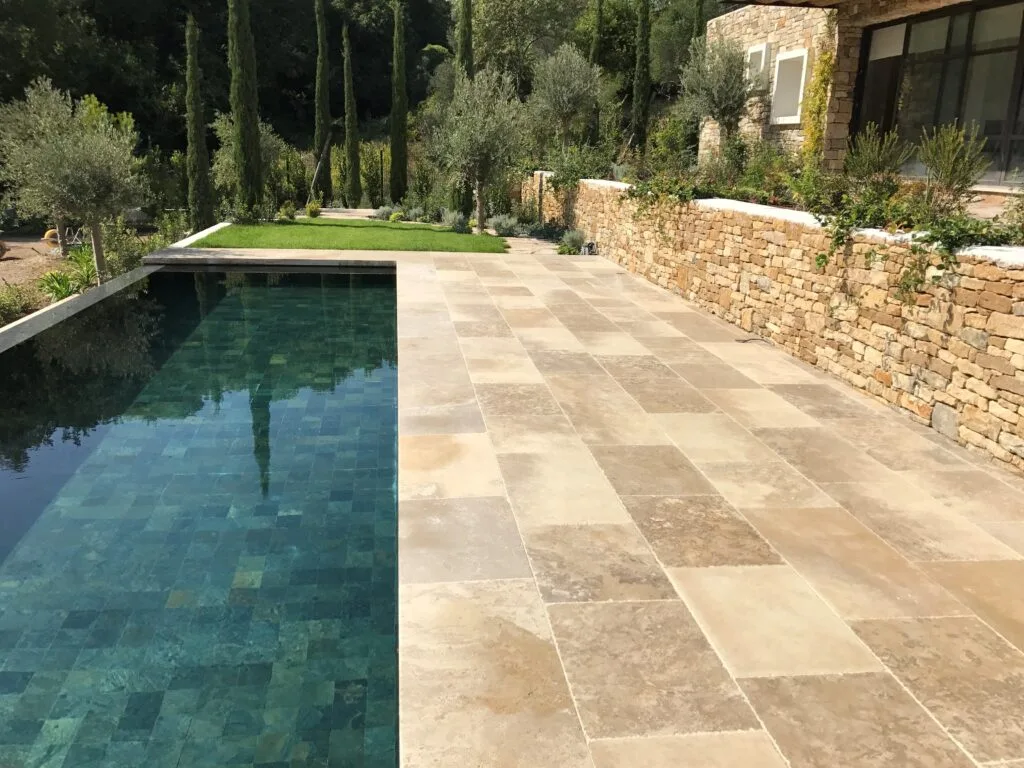 Terrasse en pierre naturelle Bouriane à l’aspect rustique et authentique