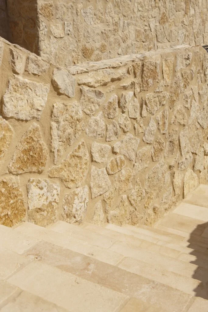 Gros plan sur un parement en pierre naturelle des Corbières